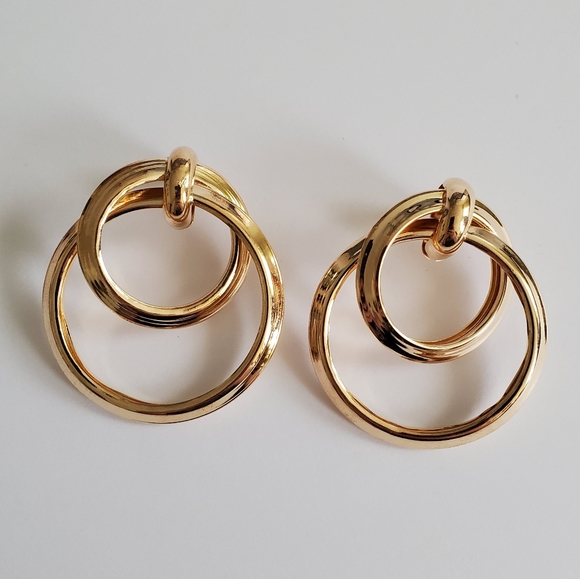 VIVA BOUTIQUE Jewelry - ❗FINAL SALE❗Casual Gold Metallic Stud Earrings